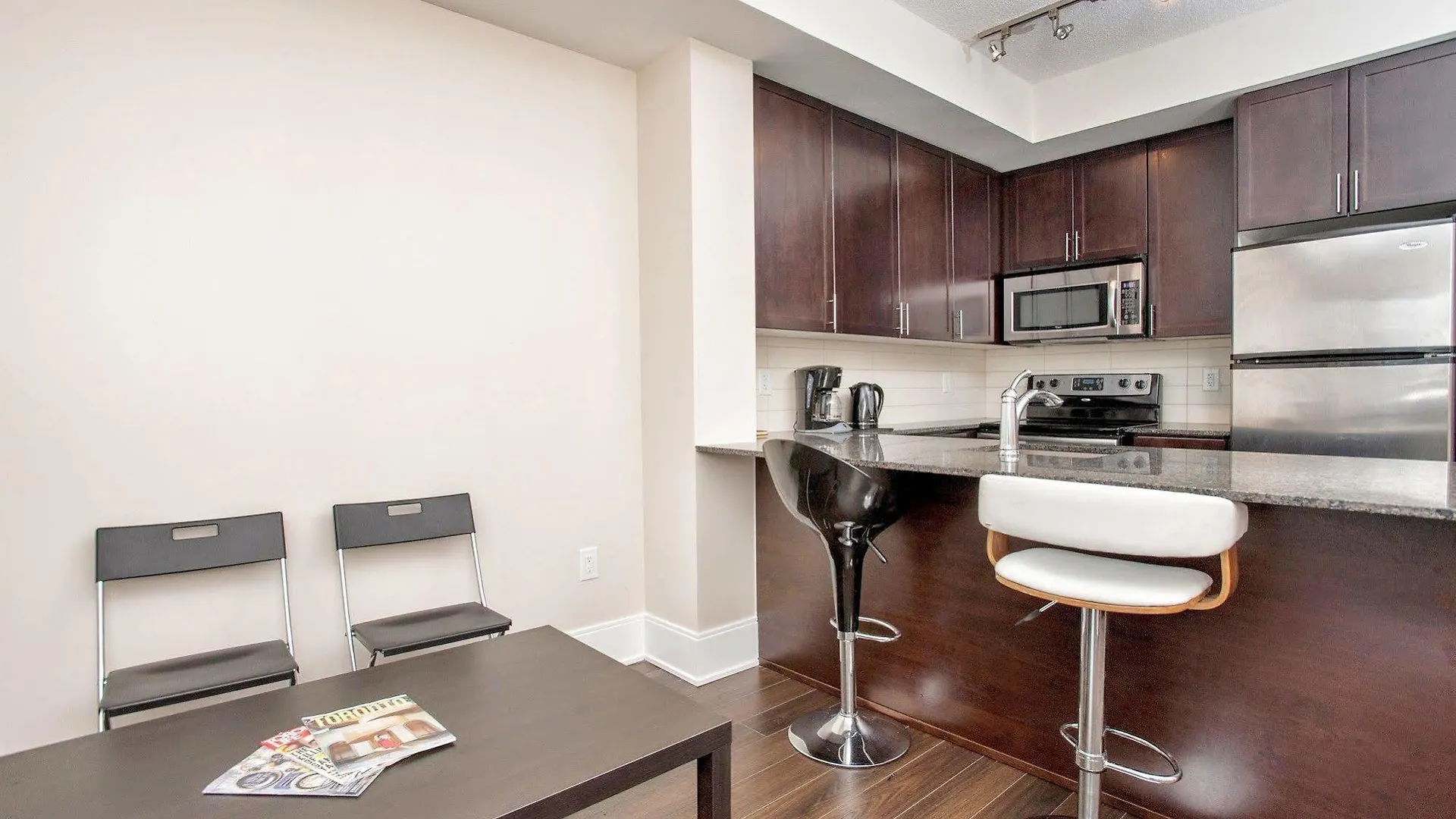 Life Suites Luxury Downtown Condos Toronto 3*,  Canadá