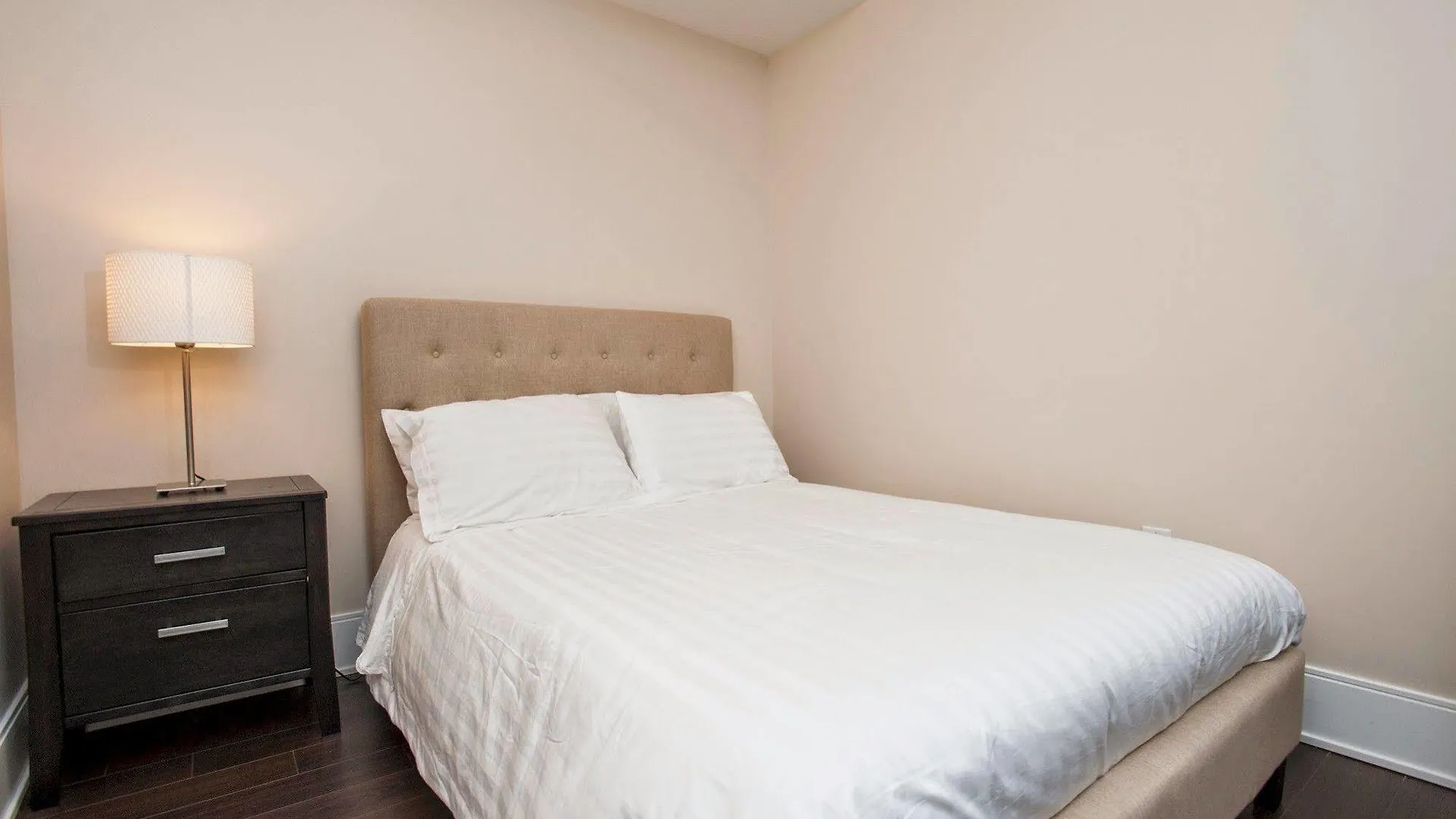 Life Suites Luxury Downtown Condos Toronto Canadá